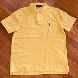 Men’s Large Ralph Lauren polo. Custom Slim fit.
Like New, Excellent condition!